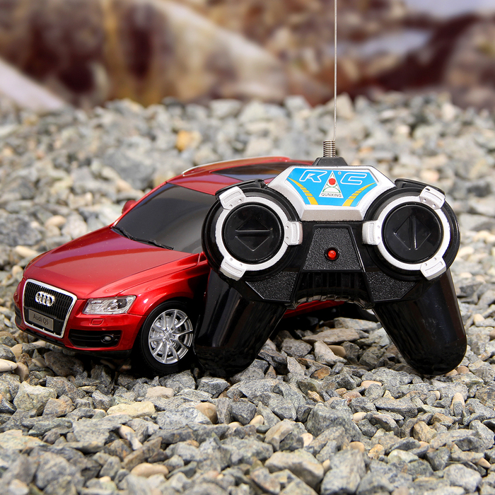 Машина радиоуправляемая "Audi Q5", работает от батареек, масштаб 1:24, световые эффекты, МИКС