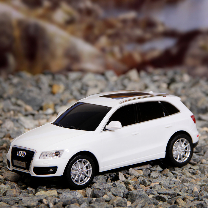 Машина радиоуправляемая "Audi Q5", работает от батареек, масштаб 1:24, световые эффекты, МИКС