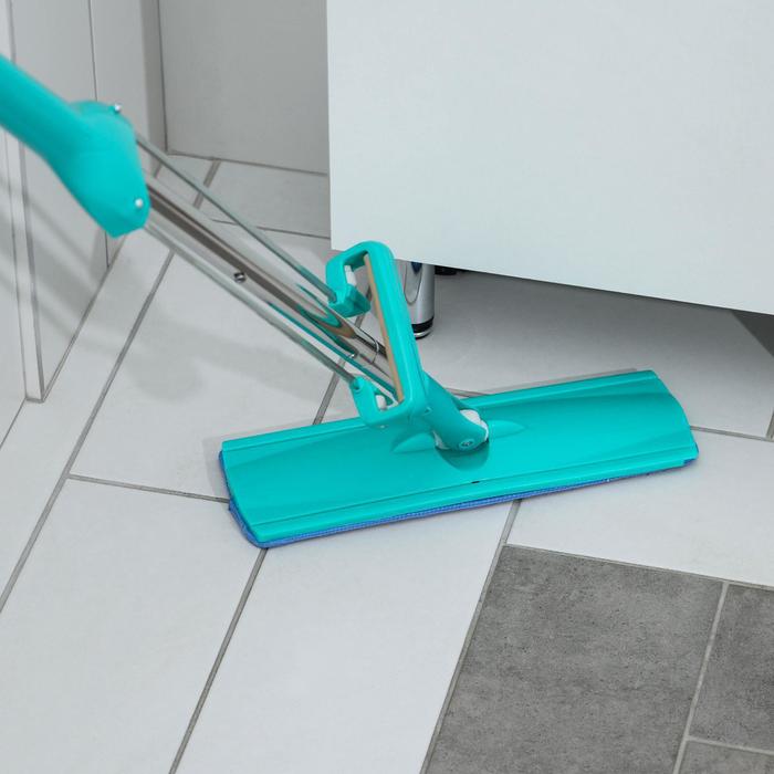 Швабра плоская с отжимом SuperClean, насадка из микрофибры, цвет МИКС