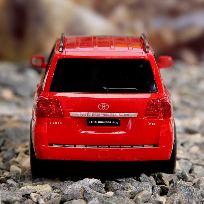 Машина радиоуправляемая "TOYOTA LAND CRUISER 200", работает от батареек, масштаб 1:24, световые эффекты, цвета МИКС
