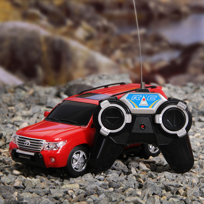 Машина радиоуправляемая "TOYOTA LAND CRUISER 200", работает от батареек, масштаб 1:24, световые эффекты, цвета МИКС