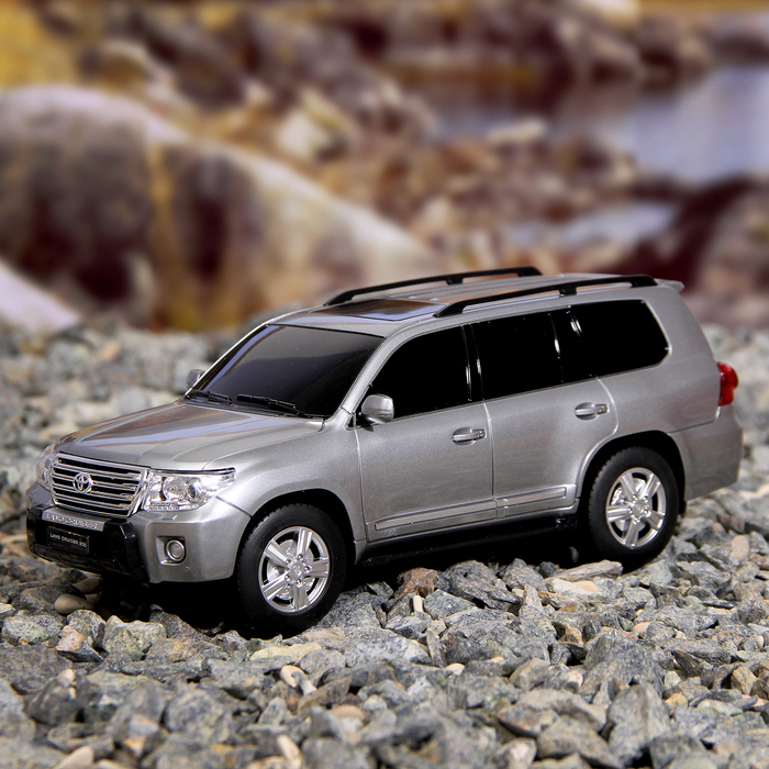 Машина радиоуправляемая "TOYOTA LAND CRUISER 200", работает от батареек, масштаб 1:24, световые эффекты, цвета МИКС