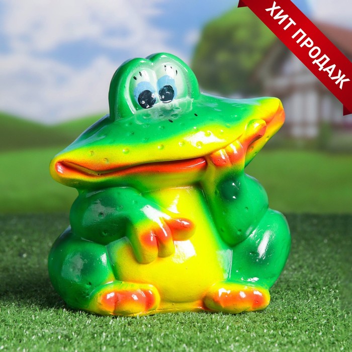 Садовая фигура "Улыбающаяся лягушка" подпирает мордочку лапкой