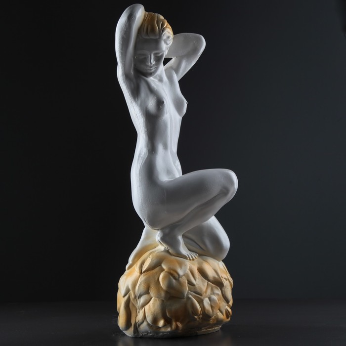 Статуэтка "Дева на камне" бело-золотая