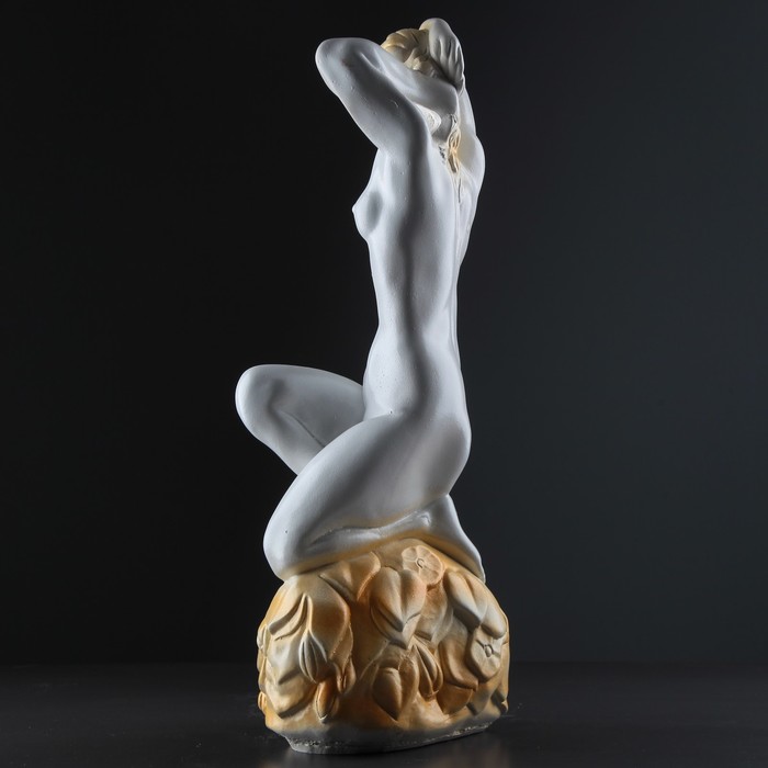 Статуэтка "Дева на камне" бело-золотая