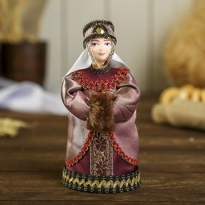 Сувенирная кукла "Княжна в русском наряде с муфтой"