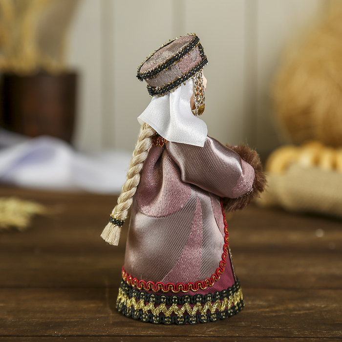 Сувенирная кукла "Княжна в русском наряде с муфтой"