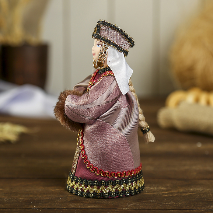 Сувенирная кукла "Княжна в русском наряде с муфтой"