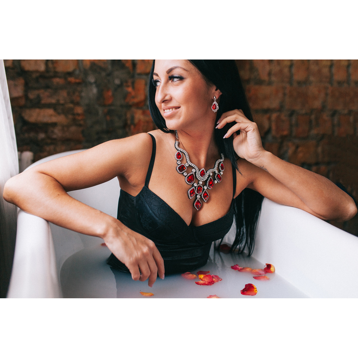 Серьги со стразами "Капля" в кайме, цвет рубиновый в серебре