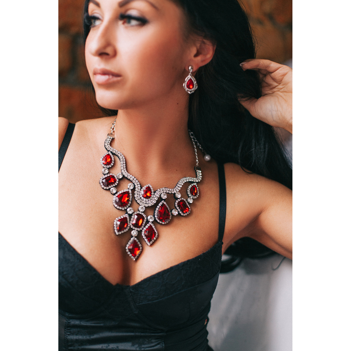 Серьги со стразами "Капля" в кайме, цвет рубиновый в серебре