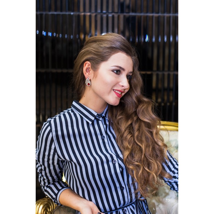 Серьги со стразами "Перо", цвет радужно-красный в серебре