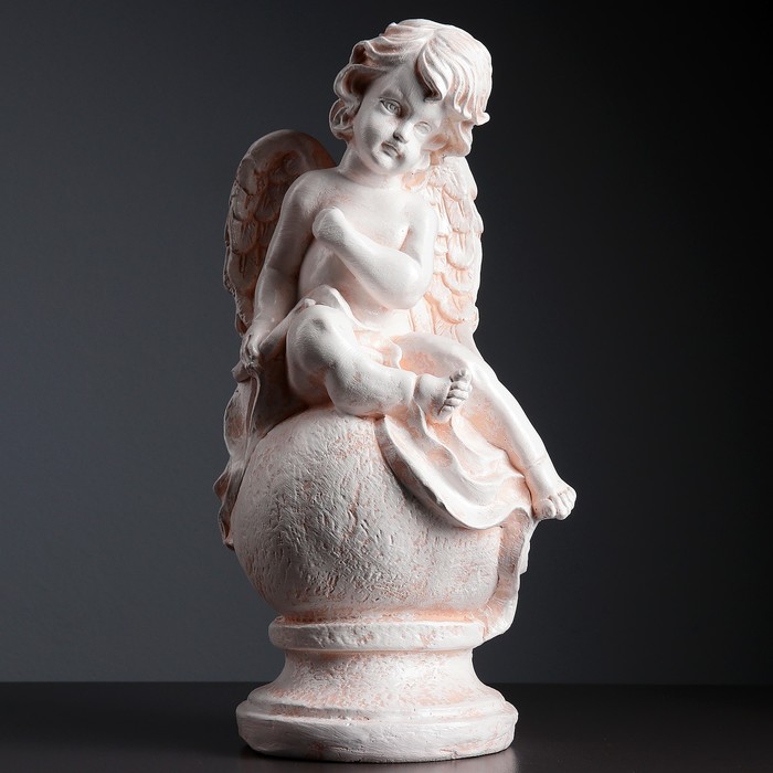 Статуэтка "Амур на шаре" бежевый