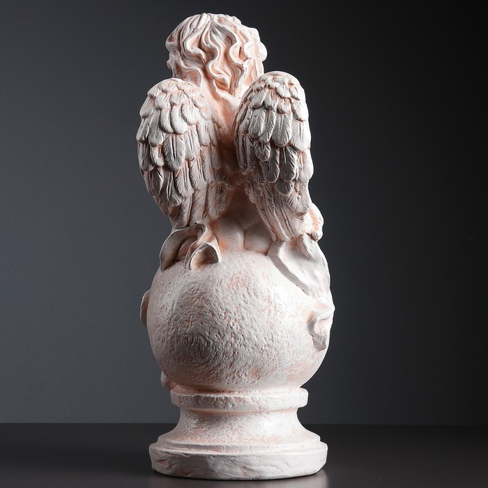 Статуэтка "Амур на шаре" бежевый