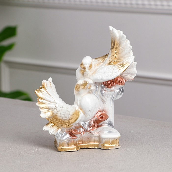 Сувенир "Голуби на колонне" бело-золотой