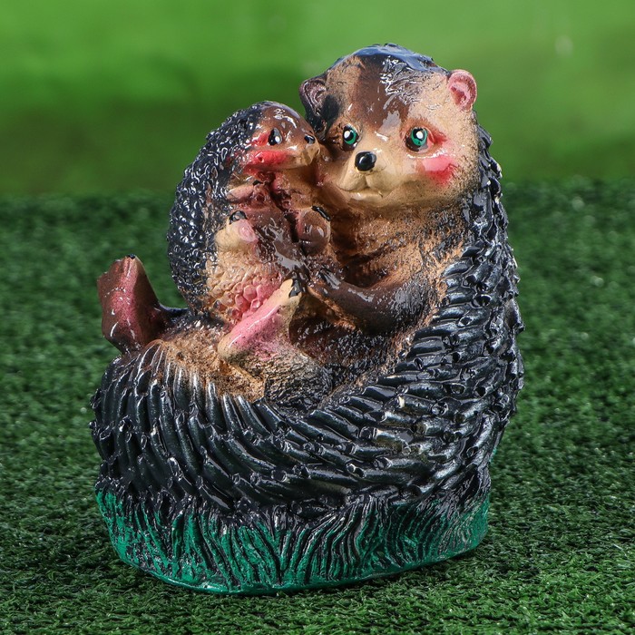 Садовая фигура "Ежиха обнимается с ежонком"